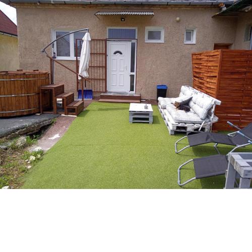 Zo. Low Budget House