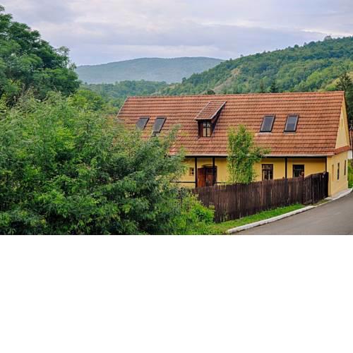 Zuzmó Guesthouse, Jósvafő, Aggtelek National Park - Stylish 150 year old farmhouse for 10 guests