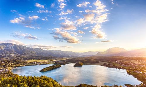 Alpská dovolenka pri jazere Wörthersee v Hoteli Rocket Rooms s raňajkami, občerstvením a kartou plnou zliav