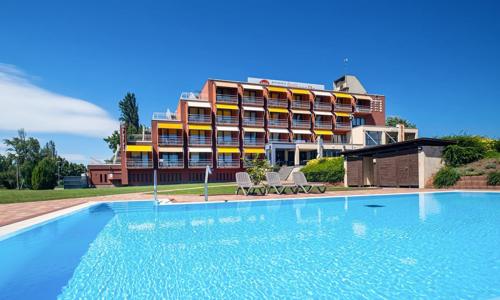 Balaton pár krokov od brehu: Hotel Margaréta **** s polpenziou a neobmedzeným wellness (bazény, vírivky a i.)