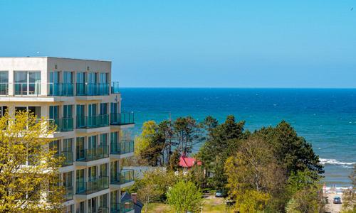 Baltské more 500 m od pláže v Resorte Król Plaza Spa & Wellness s polpenziou a neobmedzeným bazénom + 3 sauny