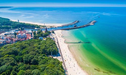 Baltské more len 350 m od pláže: štýlové apartmány Sun & Snow GEA ECO pre 4 osoby s terasou a fitness centrom