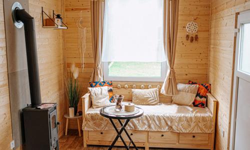 Belianske Tatry štýlovo v drevenom Tiny House Malý kúsok raja s raňajkovým košíkom, kuchynkou a ohniskom