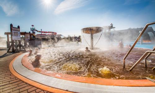 Bešeňová: Pobyt len 200 m od termálnych kúpeľov v Hoteli Flóra s chutnou polpenziou a 10% zľavou do aquaparkov