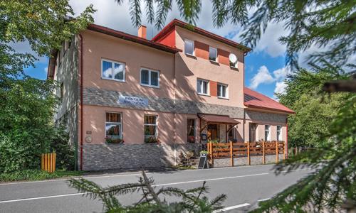 Beskydy pri Národnom parku Mionší a českých hraníc v Penzióne Buldoček s chutnou polpenziou + detský kútik
