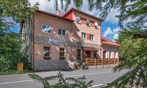 Beskydy pri NP Mionší v Penzióne Buldoček s polpenziou a privátnym wellness + spoločenská miestnosť