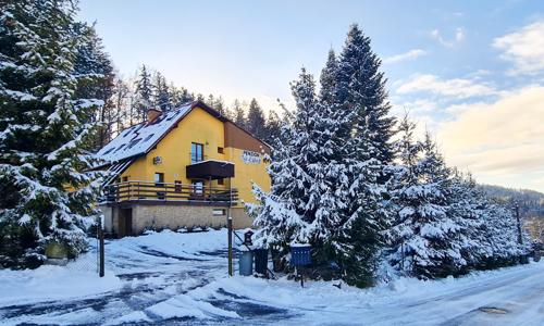 Beskydy pri Pustevenách a ski areáloch: Penzión Na Lůkach s polpenziou, saunou, kúpacou kaďou a skibusom