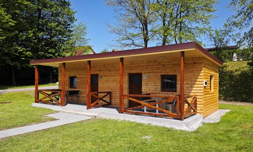 Beskydy štýlovo v chatke s verandou v Campingu Rožnov pod Radhoštěm s raňajkami a športom + vonkajší bazén