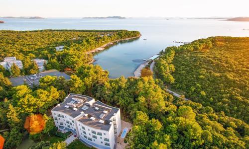 Biograd na Moru: 4* Crvena Luka Resort s raňajkami/polpenziou, súkromnou plážou, bazénmi a wellness + animácie