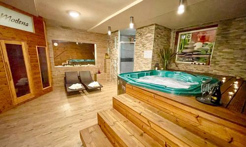 Bratislava blízko centra v Hoteli Modena *** s privátnym wellness s bazénom, saunami a občerstvením + raňajky