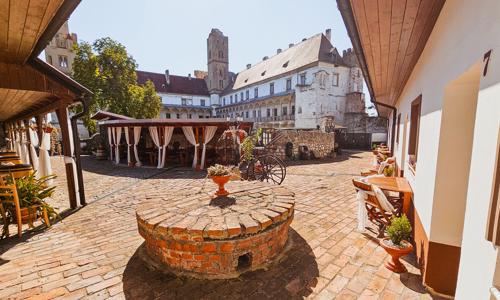Břeclav blízko hraníc a Lednicko-valtického areálu: Zámecký penzion Rotunda s raňajkami + parkovanie zadarmo