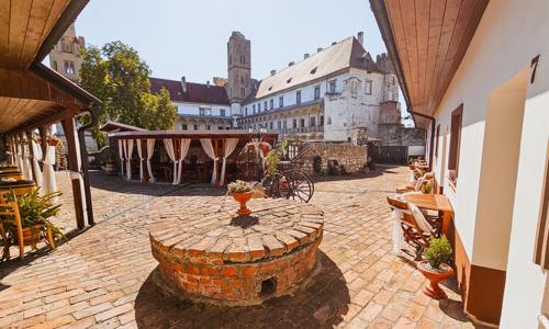 Břeclav blízko hraníc a Lednicko-valtického areálu: Zámecký penzion Rotunda s raňajkami + parkovanie zadarmo