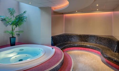 Brno pri centre: Hotel Avanti **** so strešným wellness s výhľadom, bowlingom, zľavou na bicykle a raňajkami