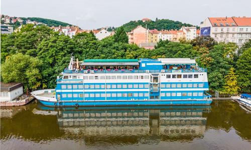 Centrum Prahy: Netradičný pobyt priamo na Vltave v kajute Botelu Vodník *** s raňajkami formou bufetu
