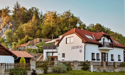 Český Krumlov len 400 m od centra v Penzióne Fialka s raňajkami, relaxáciou vo vírivke a detským ihriskom
