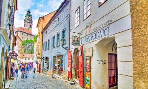 Český Krumlov priamo v centre pri Námestí Svornosti v Penzióne Pod Radnicí s raňajkami a fľašou vína
