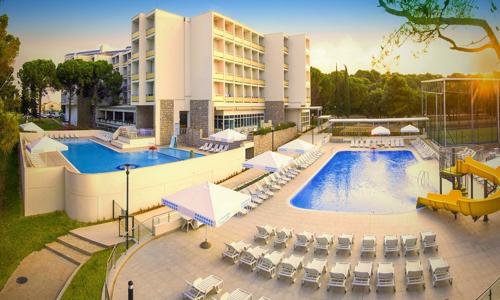 Chorvátsko: Biograd na Moru 800 m od pláže v Hoteli Adria *** s all inclusive + 2 vonkajšie bazény a animácie