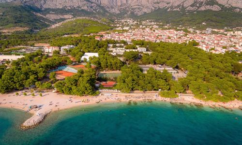 Chorvátsko pri pláži v Hoteli Sunny Makarska by Valamar *** s polpenziou a športovým vyžitím + dieťa zadarmo