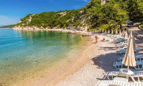 Chorvátsko pri pláži v štýlovom bungalove v Holiday Restorte Kačjak s polpenziou a terasou s výhľadom na more