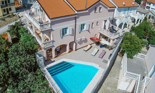 Chorvátsky Karlobag len 250 m od pláže pre 4-7 osôb v klimatizovaných Apartmánoch Kathy s vonkajším bazénom