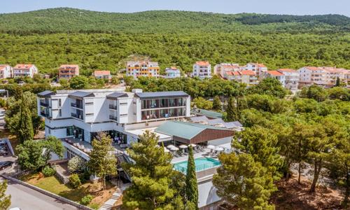 Crikvenica 500 m od mora a pláže v Hoteli Ad Turres *** s 2 bazénmi, polpenziou a dieťaťom do 12 rokov zdarma
