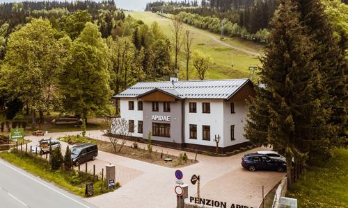 Deštné v Orlických horách blízko atrakcií: Horský penzión Apidae s raňajkami, ihriskom a úschovňou bicyklov