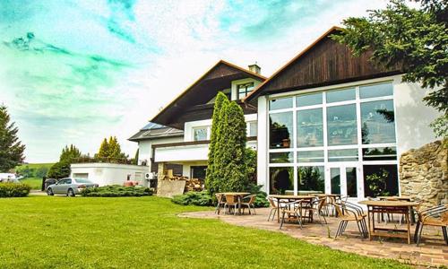 Dovolenka pri Zlíne a zoo Lešná: Wellness Hotel Březůvky s polpenziou + bazén a jaskynná vírivka neobmedzene