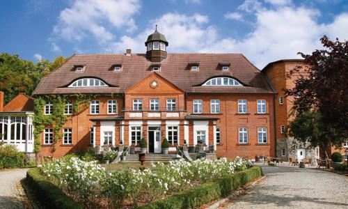 Dovolenka v Nemecku na zámku pri jazere: 4* Hotel Schloss Basthorst s raňajkami formou bufetu + bazén a sauny