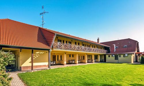 Dunajská Streda: Penzión Fortune s polpenziou a celodenným vstupom do Thermalparku s termálnymi bazénmi 