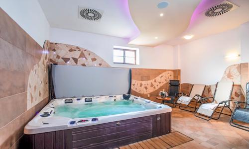 Dvůr Králové neďaleko známej Zoo v Penzióne Na Faře s polpenziou a privátnym wellness + biliard a ping pong