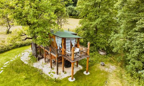 Glamping v Bielych Karpatoch: Stromodům Žítková s raňajkami, domácim likérom a záhradným grilom + šípky