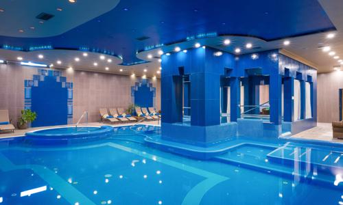 Györ neďaleko termálov: Hotel Golden Ball Club **** s neobmedzeným wellness (120 m² vodnej plochy) + polpenzia