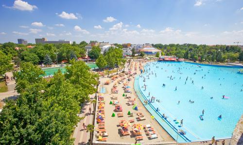 Hajdúszoboszló len 700 m od termálnych kúpeľov v Apartmánoch Csilla s vybavenou kuchynkou, polpenziou a vínom