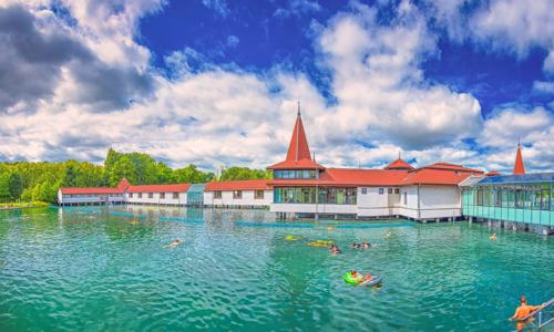Hévíz: Hotel Majerik *** so vstupom k termálnemu jazeru vzdialenému 100 metrov a relaxačnou záhradou + raňajky