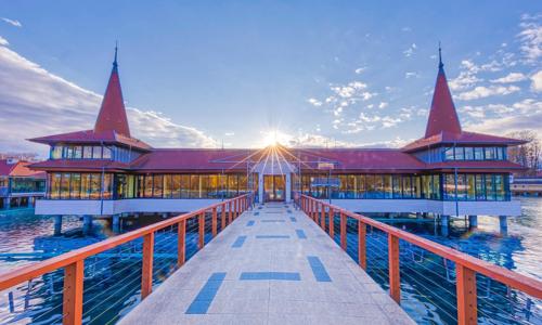 Hévíz v Hoteli Erzsébet *** s polpenziou a neobmedzeným wellness (vírivka, sauna) + vstup k termálnemu jazeru