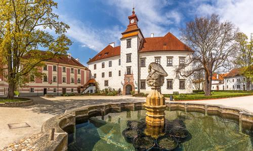 Historická Třeboň pri zámku v Hoteli Galerie **** s polpenziou a vínom + vstupenka do Vodného sveta Aurora