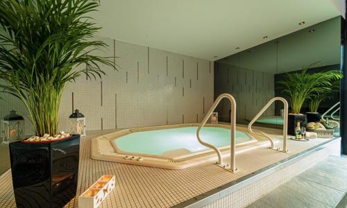 Humenné: Hotel Alibaba *** s fínskou a parnou saunou, polpenziou + športové vyžitie (tenis, squash, fitness)