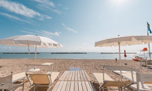 Jadranské more blízko Recanati: Dovolenka v chatke v Natural Village Resorte so súkromnou plážou a bazénom