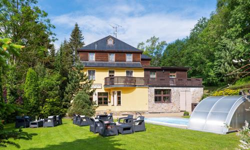 Janské Lázně pri Chodníku korunami stromov: Hotel Luční dům s polpenziou a bazénom + detské ihrisko a herňa
