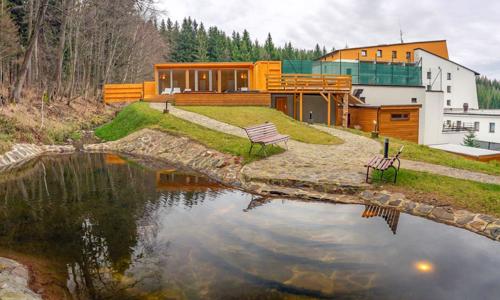 Jeseníky: Hotel Kamzík *** s polpenziou a neobmedzeným wellness s bazénom a 7 saunami + fitness a drink