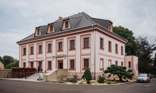 Jizerské hory pri hore Smrk v Hoteli Zámeček Raspenava *** s raňajkami alebo polpenziou a vonkajším bazénom
