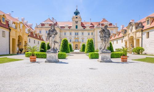 Južná Morava: Valtica 550 m od zámku v Penzióne Alenka s raňajkami, fľašou či degustáciou vína + welcome drink