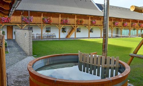 Južné Čechy blízko rybníkov i Českých Budějovíc v Penzióne Statek 3 s wellness (vírivka, sauna) a raňajkami