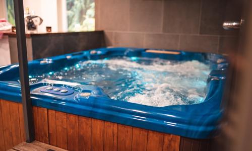 Južné Čechy pri CHKO Třeboňsko: Hotel Lucia *** s raňajkami a neobmedzeným wellness + víno, darček a zľavy