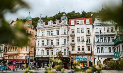 Karlove Vary blízko rieky a kolonád: 4* Hotel Esplanade s raňajkami + kávovar v izbe a zľavy do reštaurácií