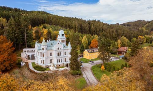 Karlove Vary: Zámocký pobyt v Chateau Cihelny **** s raňajkami či polpenziou, neobmedzeným wellness a masážou