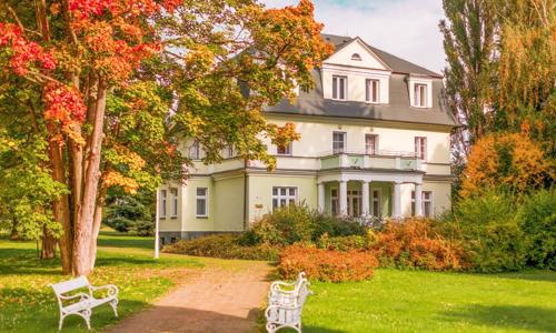 Konstantinovy Lázně: Kúpeľné domy Mánes, Palacký a Purkyně s polpenziou, wellness a procedúrami + zľava