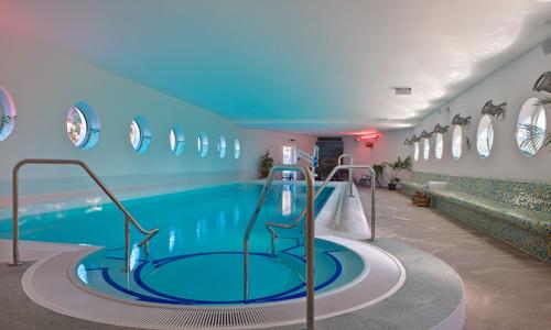 Koserow len 750 m od móla: Hotel & Restaurant Hanse Kogge **** s raňajkami, bazénom, vírivkou a 4 saunami