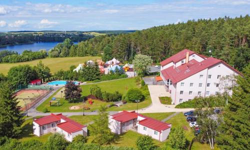 Křivoklátsko: Hotel Jesenice *** s polpenziou/all inclusive s alko i nealko nápojmi + bazén a zľava na masáže