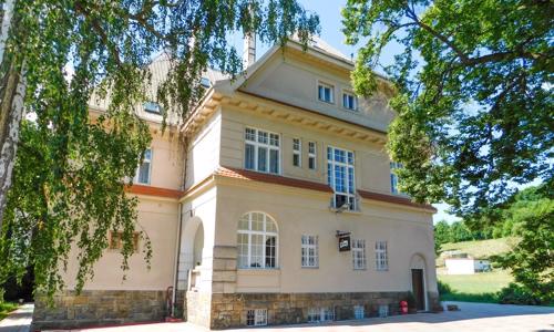 Krkonoše blízko Chodníka v korunách stromov: Retro Vila Arnau s raňajkami či polpenziou a privátnou saunou